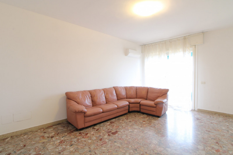 In zona centrale al paese, si propone appartamento di generose dimensioni, perfetto per famiglie ...