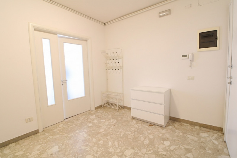 In zona centrale al paese, si propone appartamento di generose dimensioni, perfetto per famiglie ...