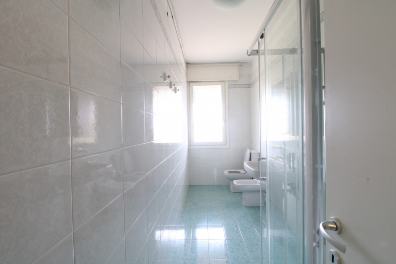 In zona centrale al paese, si propone appartamento di generose dimensioni, perfetto per famiglie ...