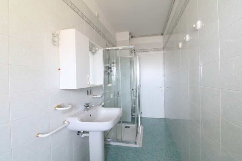 In zona centrale al paese, si propone appartamento di generose dimensioni, perfetto per famiglie ...