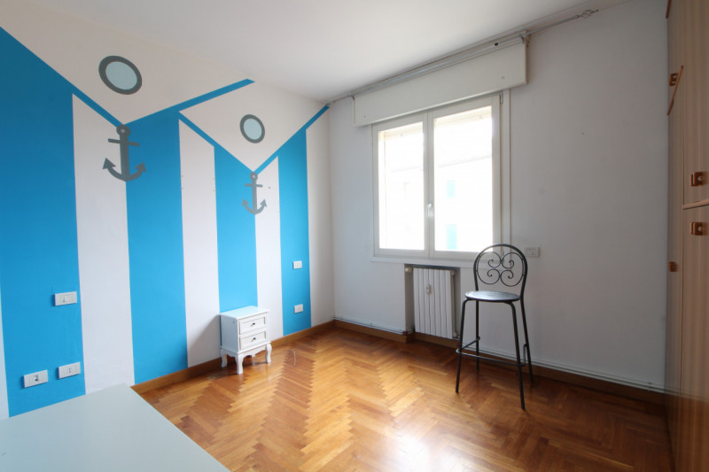 In zona centrale al paese, si propone appartamento di generose dimensioni, perfetto per famiglie ...