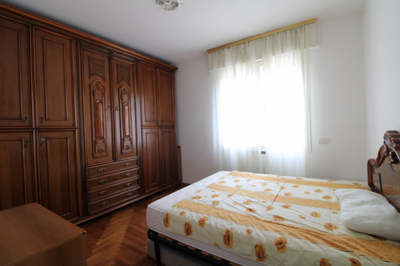 In zona centrale al paese, si propone appartamento di generose dimensioni, perfetto per famiglie ...