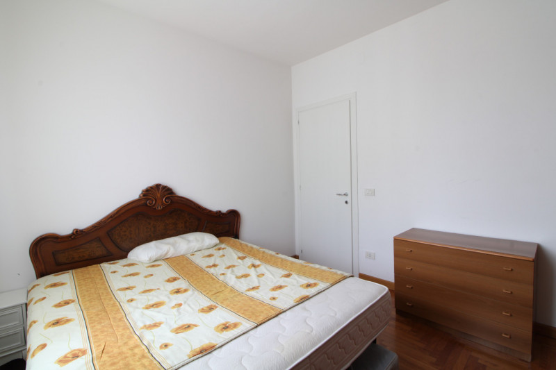 In zona centrale al paese, si propone appartamento di generose dimensioni, perfetto per famiglie ...