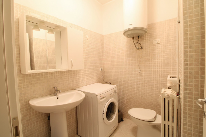 In zona centrale al paese, si propone appartamento di generose dimensioni, perfetto per famiglie ...