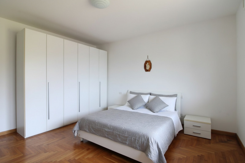 In zona centrale al paese, si propone appartamento di generose dimensioni, perfetto per famiglie ...