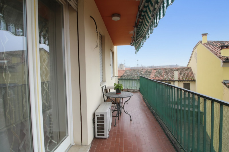 In zona centrale al paese, si propone appartamento di generose dimensioni, perfetto per famiglie ...