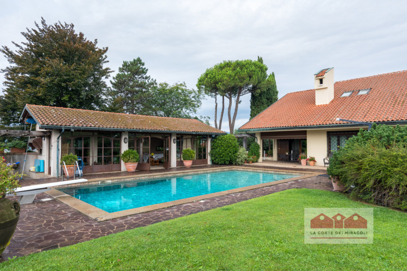 ARZIGNANO: ELEGANTE VILLA SINGOLA DI LUSSO, AMPIA METRATURA CON PARCO PRIVATO RECINTATO, PISCINA ...