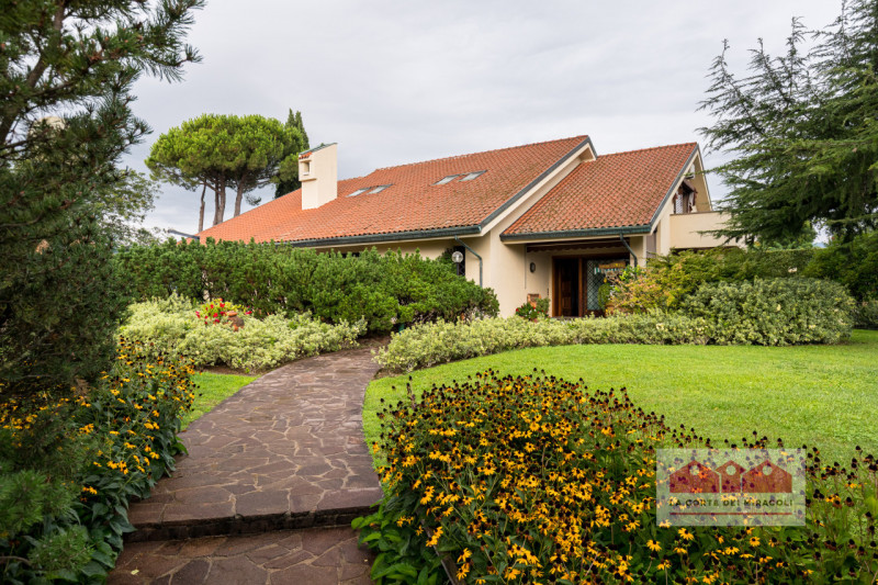 ARZIGNANO: ELEGANTE VILLA SINGOLA DI LUSSO, AMPIA METRATURA CON PARCO PRIVATO RECINTATO, PISCINA ...