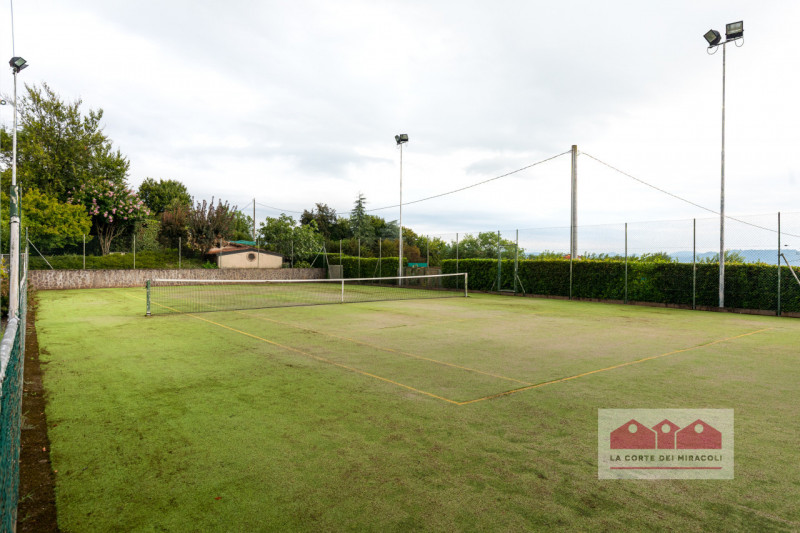 ARZIGNANO: ELEGANTE VILLA SINGOLA DI LUSSO, AMPIA METRATURA CON PARCO PRIVATO RECINTATO, PISCINA ...