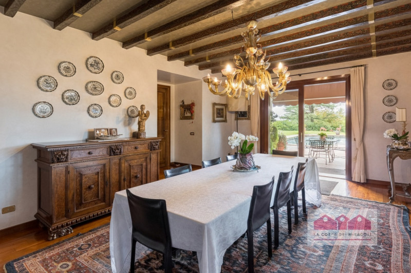 ARZIGNANO: ELEGANTE VILLA SINGOLA DI LUSSO, AMPIA METRATURA CON PARCO PRIVATO RECINTATO, PISCINA ...