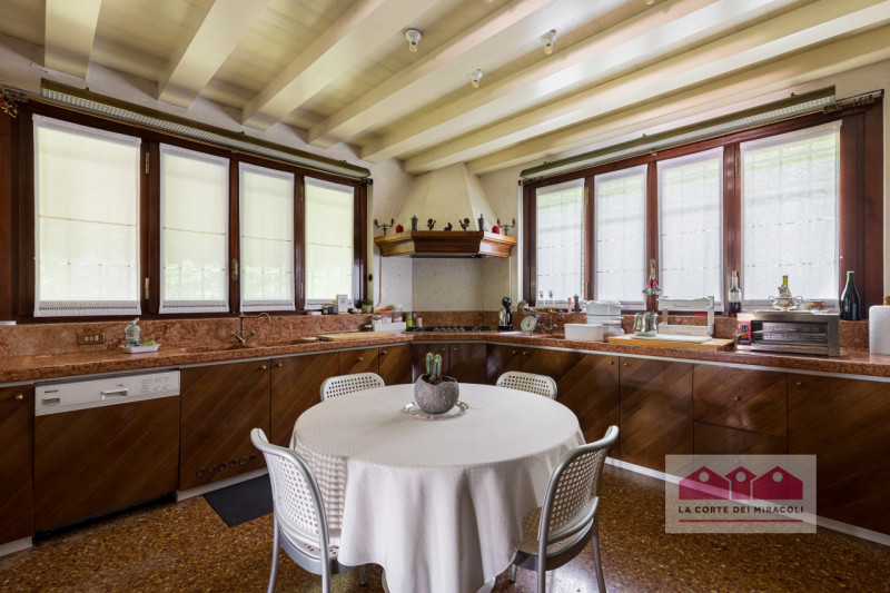 ARZIGNANO: ELEGANTE VILLA SINGOLA DI LUSSO, AMPIA METRATURA CON PARCO PRIVATO RECINTATO, PISCINA ...