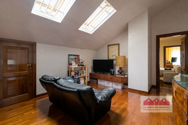ARZIGNANO: ELEGANTE VILLA SINGOLA DI LUSSO, AMPIA METRATURA CON PARCO PRIVATO RECINTATO, PISCINA ...