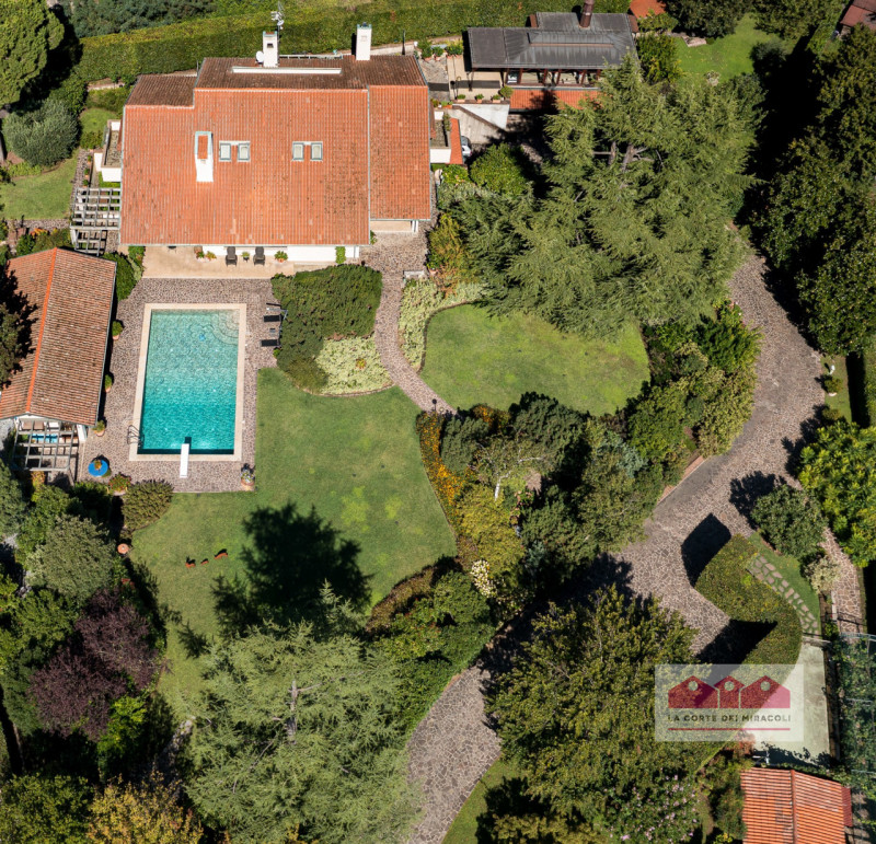 ARZIGNANO: ELEGANTE VILLA SINGOLA DI LUSSO, AMPIA METRATURA CON PARCO PRIVATO RECINTATO, PISCINA ...