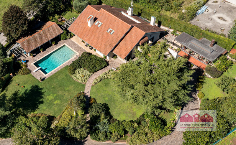 ARZIGNANO: ELEGANTE VILLA SINGOLA DI LUSSO, AMPIA METRATURA CON PARCO PRIVATO RECINTATO, PISCINA ...