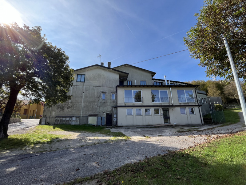 Nel cuore della località San Gottardo, proponiamo un'interessante soluzione immobiliare ideale pe...