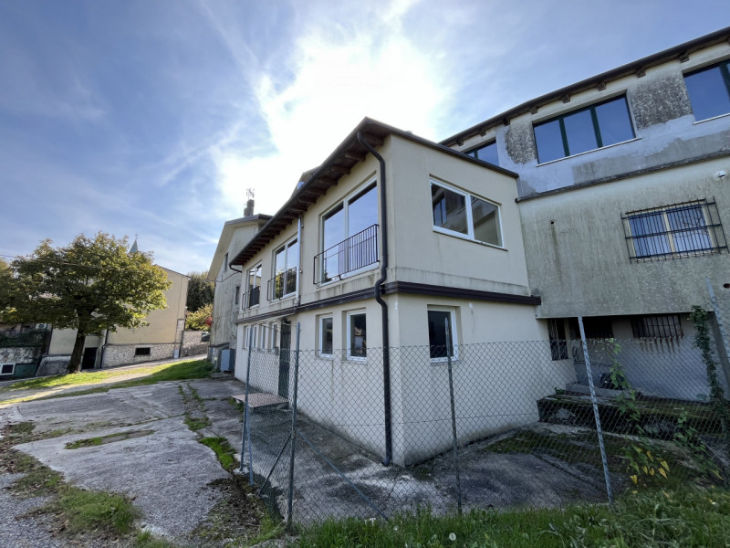 Nel cuore della località San Gottardo, proponiamo un'interessante soluzione immobiliare ideale pe...