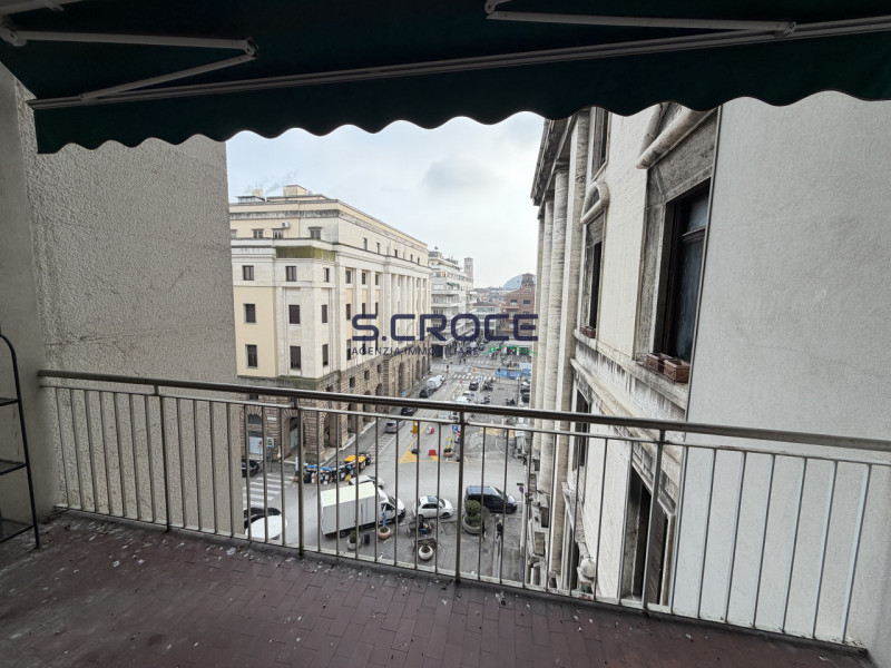 Nel cuore più prestigioso del centro storico, con affaccio diretto su Piazza Insurrezione, propon...