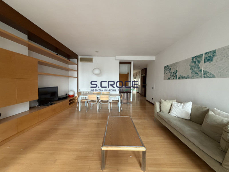 Nel cuore più prestigioso del centro storico, con affaccio diretto su Piazza Insurrezione, propon...