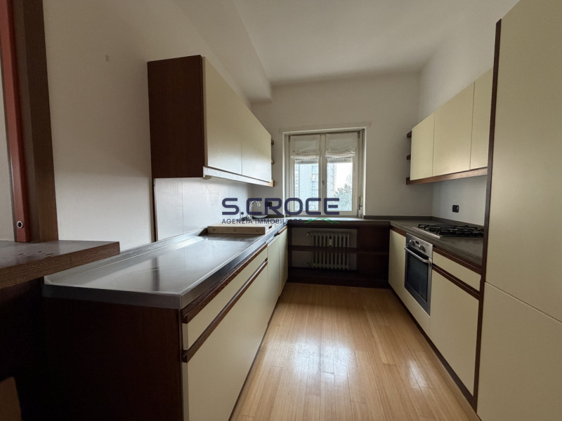 Nel cuore più prestigioso del centro storico, con affaccio diretto su Piazza Insurrezione, propon...