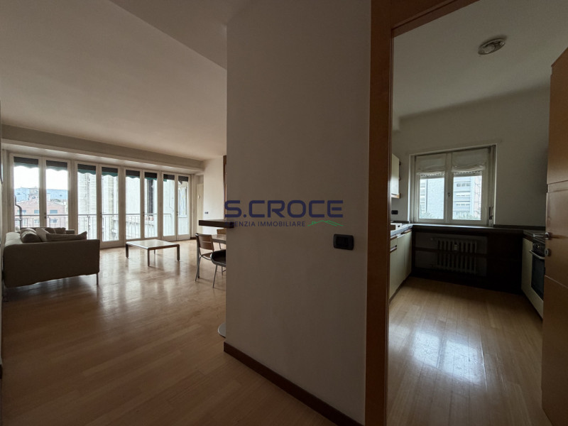 Nel cuore più prestigioso del centro storico, con affaccio diretto su Piazza Insurrezione, propon...