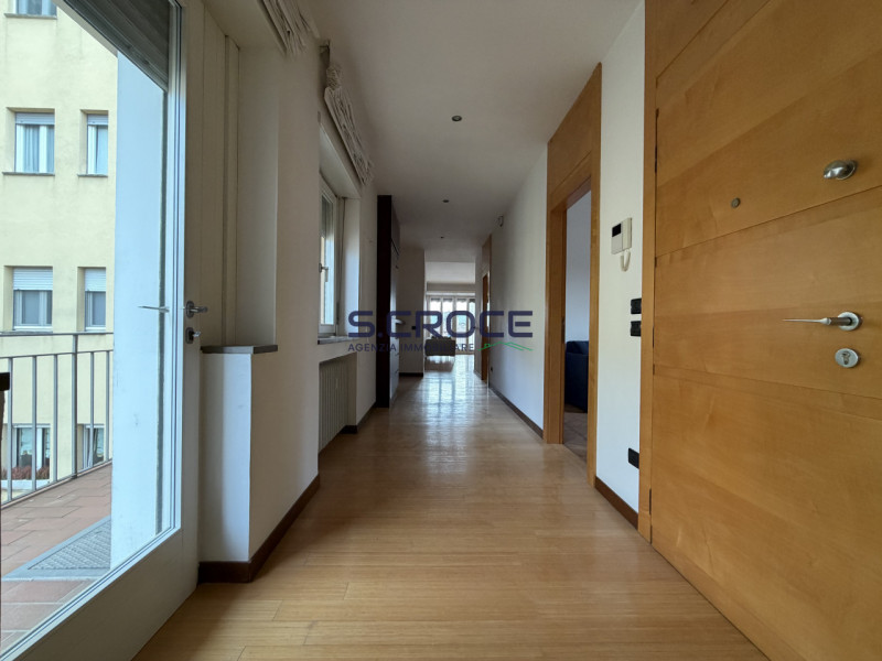 Nel cuore più prestigioso del centro storico, con affaccio diretto su Piazza Insurrezione, propon...