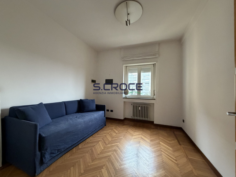 Nel cuore più prestigioso del centro storico, con affaccio diretto su Piazza Insurrezione, propon...