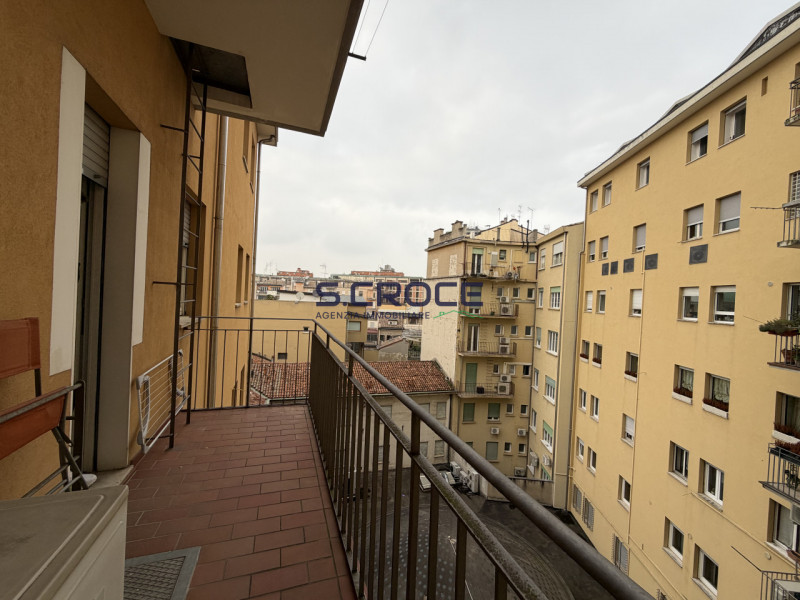 Nel cuore più prestigioso del centro storico, con affaccio diretto su Piazza Insurrezione, propon...