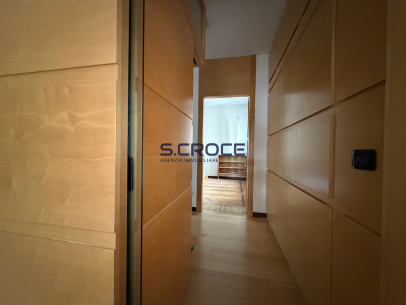 Nel cuore più prestigioso del centro storico, con affaccio diretto su Piazza Insurrezione, propon...