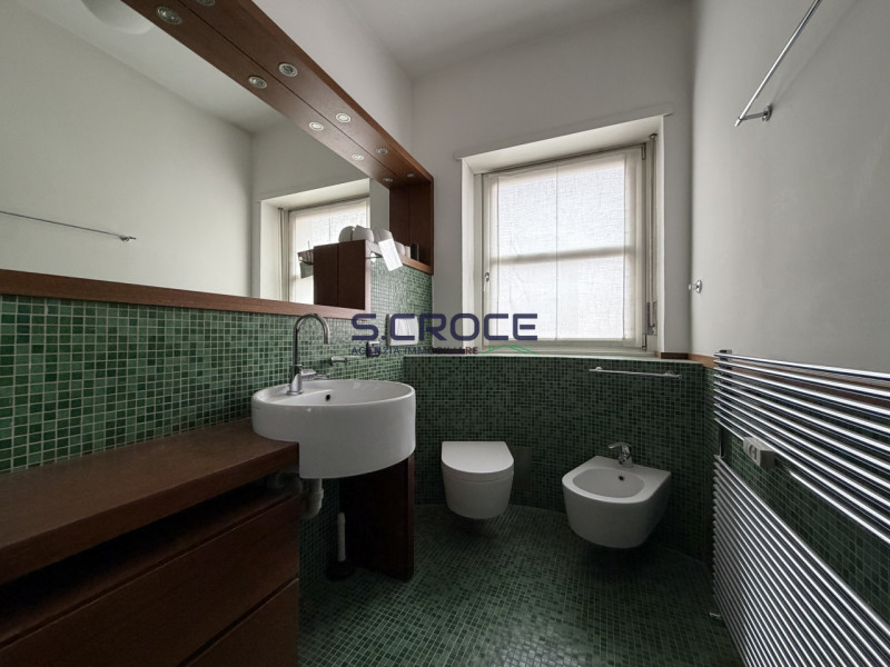 Nel cuore più prestigioso del centro storico, con affaccio diretto su Piazza Insurrezione, propon...