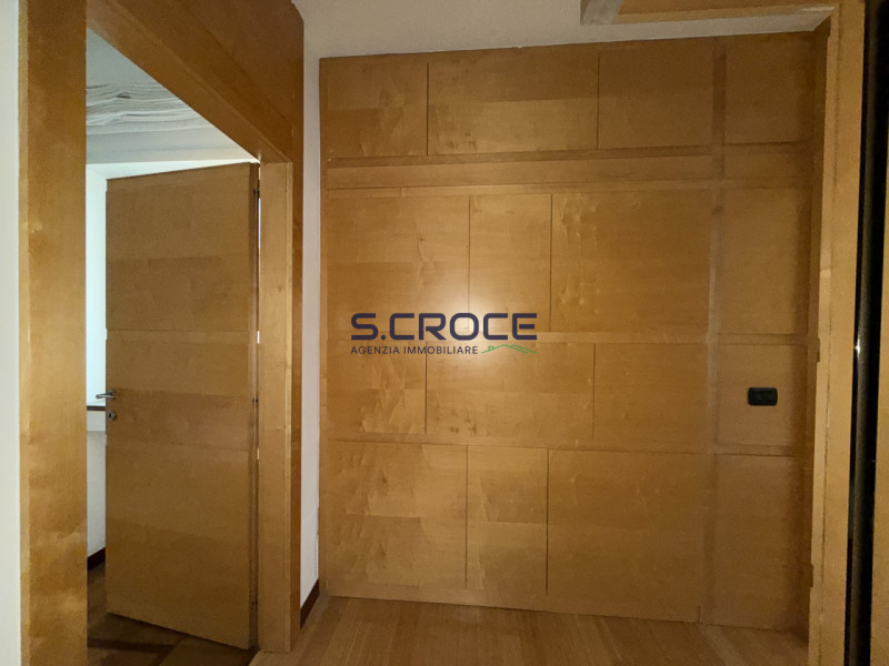 Nel cuore più prestigioso del centro storico, con affaccio diretto su Piazza Insurrezione, propon...