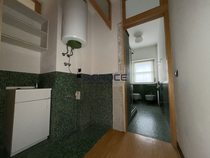 Nel cuore più prestigioso del centro storico, con affaccio diretto su Piazza Insurrezione, propon...