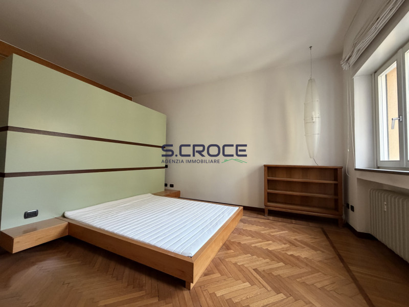 Nel cuore più prestigioso del centro storico, con affaccio diretto su Piazza Insurrezione, propon...