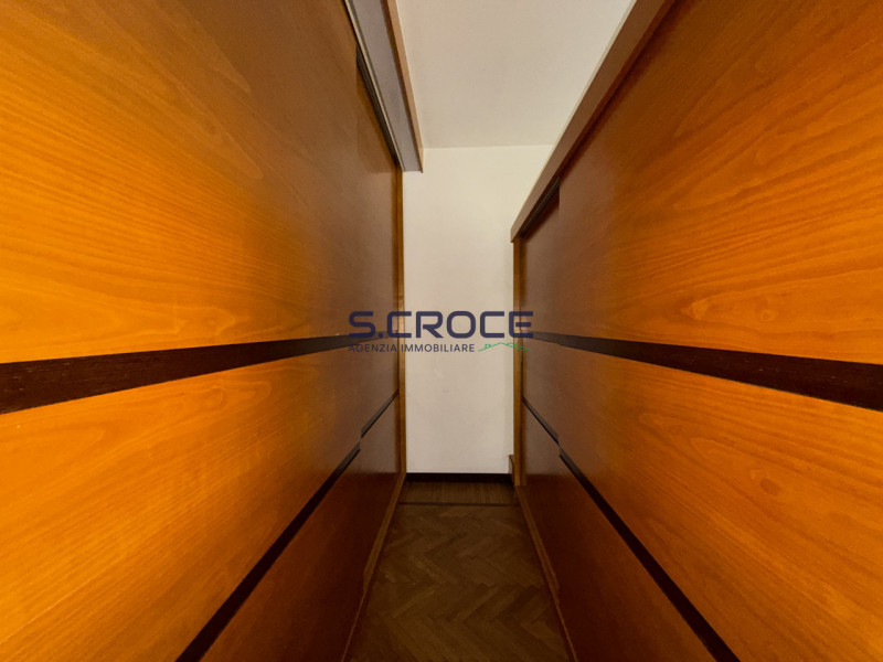 Nel cuore più prestigioso del centro storico, con affaccio diretto su Piazza Insurrezione, propon...