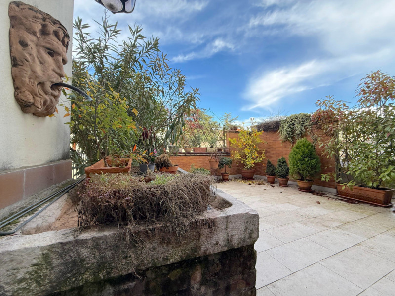 In Corso Padova, al piano primo di un contesto condominiale di sole cinque unità residenziali si ...