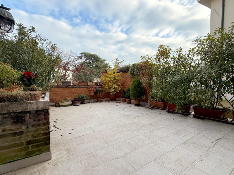 In Corso Padova, al piano primo di un contesto condominiale di sole cinque unità residenziali si ...