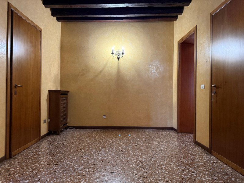 In Corso Padova, al piano primo di un contesto condominiale di sole cinque unità residenziali si ...