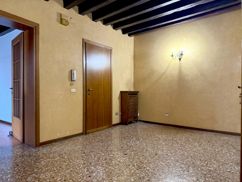 In Corso Padova, al piano primo di un contesto condominiale di sole cinque unità residenziali si ...