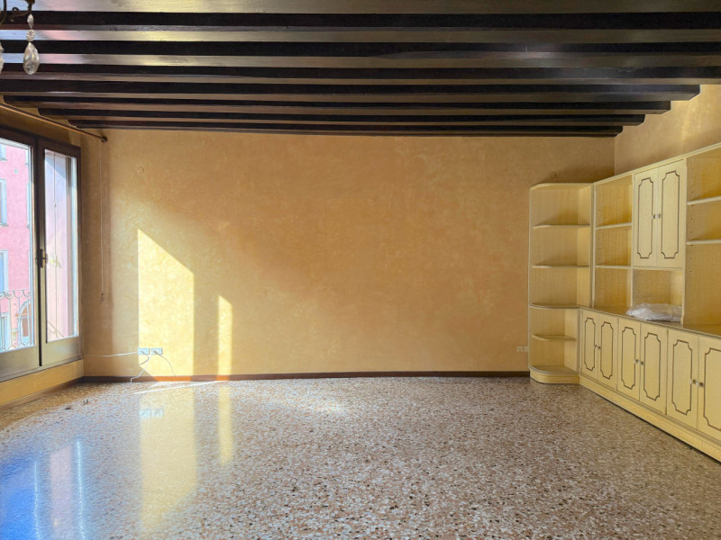 In Corso Padova, al piano primo di un contesto condominiale di sole cinque unità residenziali si ...