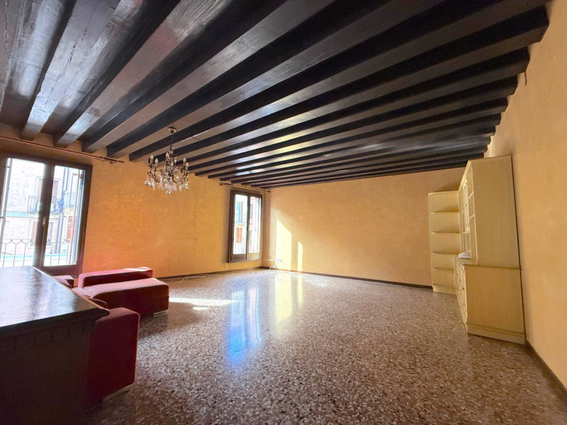 In Corso Padova, al piano primo di un contesto condominiale di sole cinque unità residenziali si ...