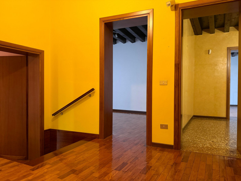 In Corso Padova, al piano primo di un contesto condominiale di sole cinque unità residenziali si ...