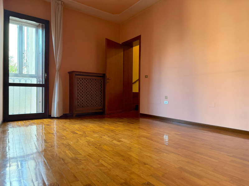 In Corso Padova, al piano primo di un contesto condominiale di sole cinque unità residenziali si ...