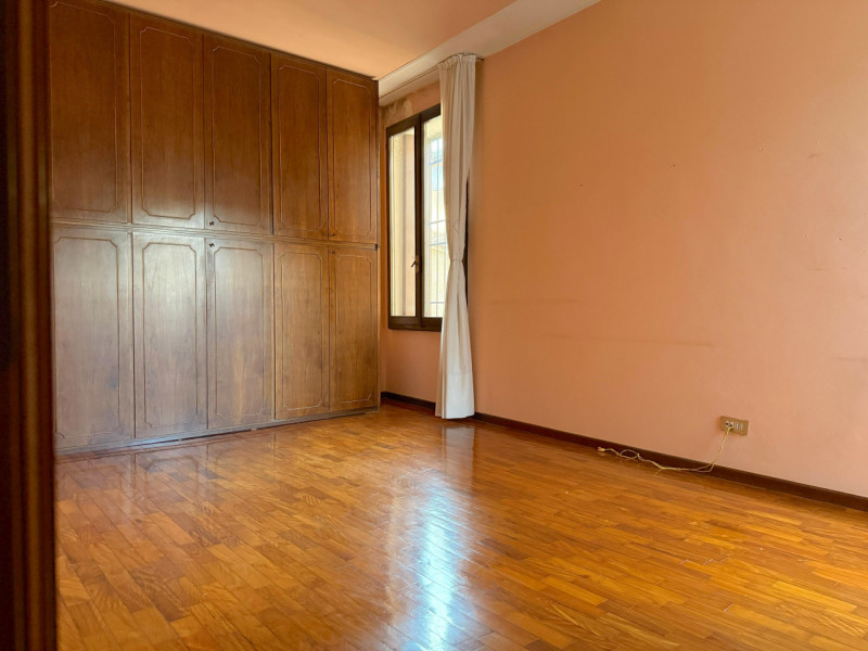 In Corso Padova, al piano primo di un contesto condominiale di sole cinque unità residenziali si ...