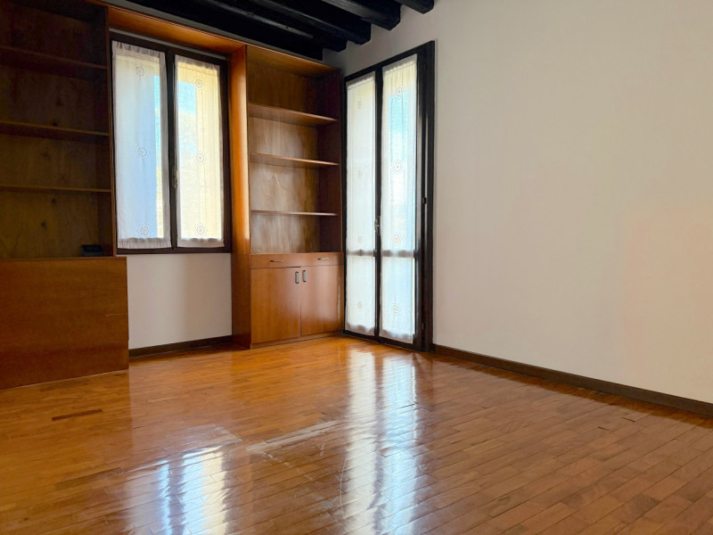 In Corso Padova, al piano primo di un contesto condominiale di sole cinque unità residenziali si ...