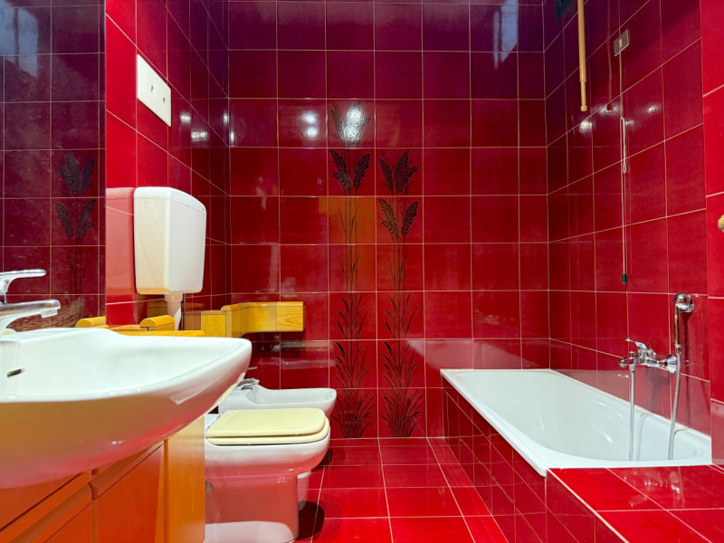 In Corso Padova, al piano primo di un contesto condominiale di sole cinque unità residenziali si ...