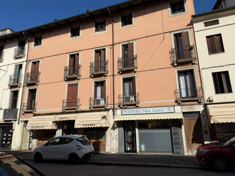 In Corso Padova, al piano primo di un contesto condominiale di sole cinque unità residenziali si ...