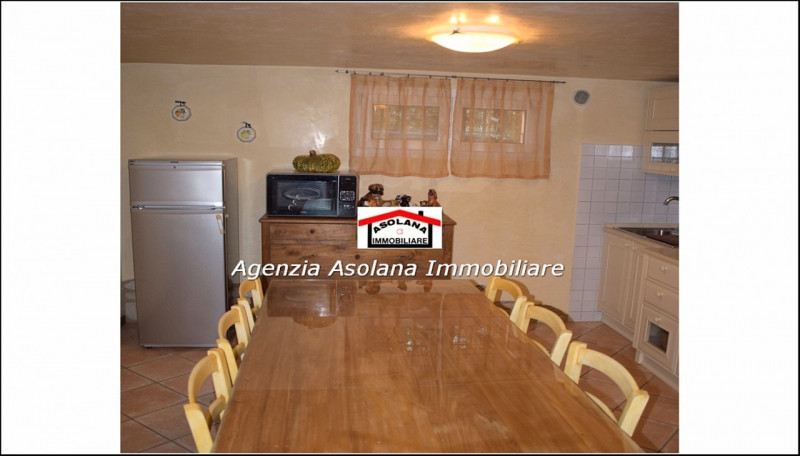 Nostra esclusiva vendesi casa singola in centro a Caerano di San Marco. La casa a ridosso di tutt...