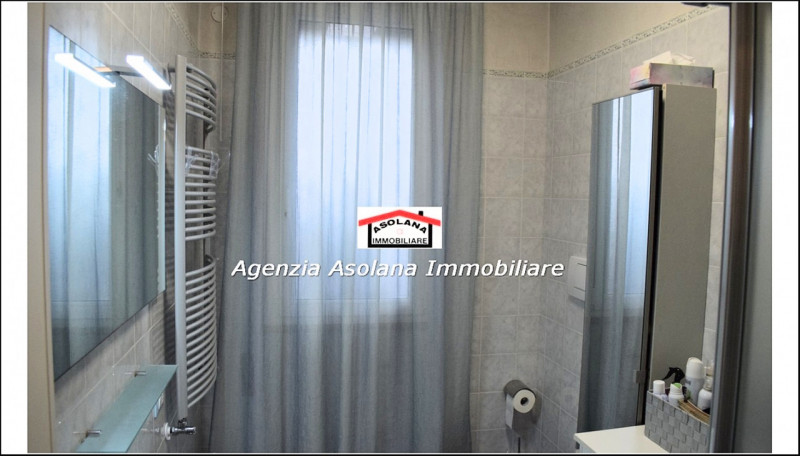 Nostra esclusiva vendesi casa singola in centro a Caerano di San Marco. La casa a ridosso di tutt...