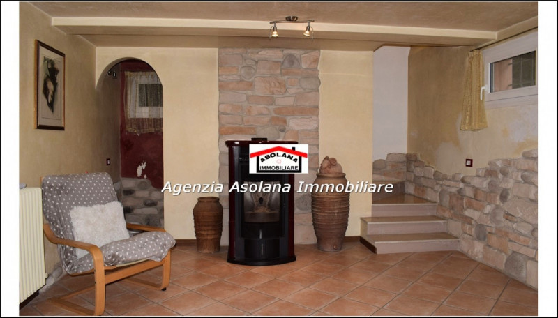 Nostra esclusiva vendesi casa singola in centro a Caerano di San Marco. La casa a ridosso di tutt...