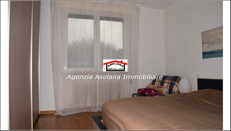 Nostra esclusiva vendesi casa singola in centro a Caerano di San Marco. La casa a ridosso di tutt...