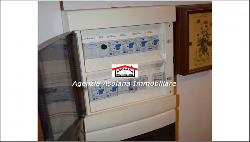 Nostra esclusiva vendesi casa singola in centro a Caerano di San Marco. La casa a ridosso di tutt...